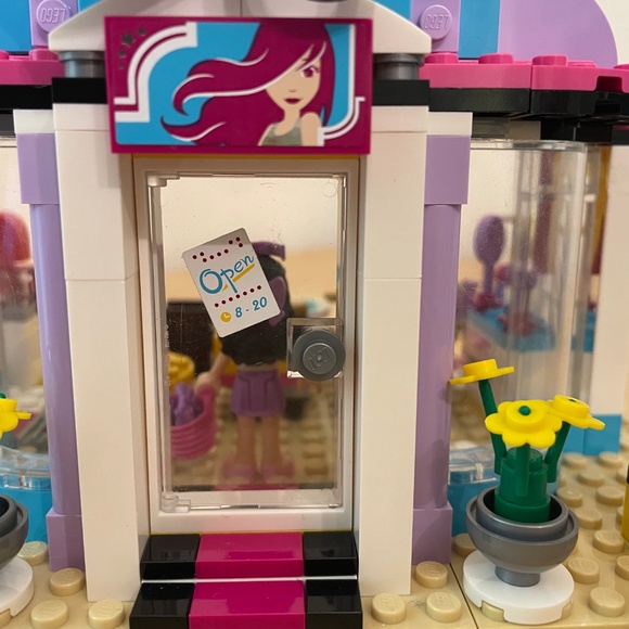 Lego Friends Heartlake Hair Salon (41093) - Picture 3 of 10